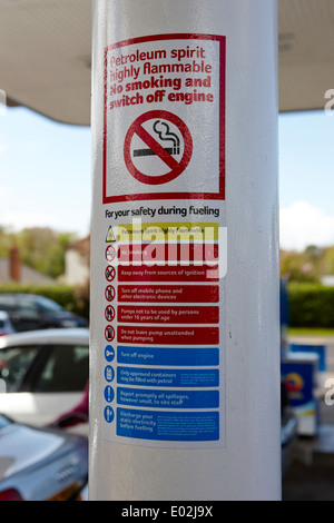 Parvis de la gare d'essence attention danger ne pas fumer à la santé, à la sécurité d'Irlande Banque D'Images