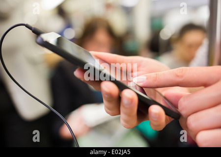 Smartphone femelle côté underground Banque D'Images