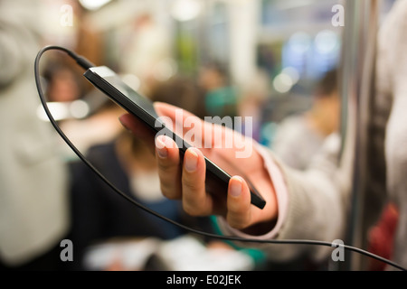 Smartphone femelle côté underground Banque D'Images