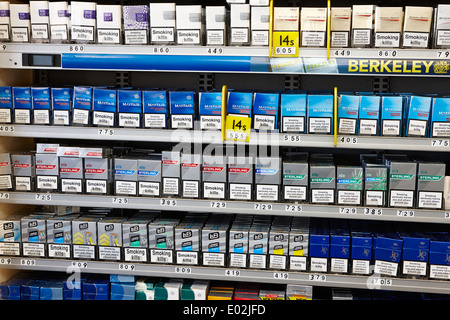 Cabinet de cigarettes dans un petit magasin d'Irlande Banque D'Images