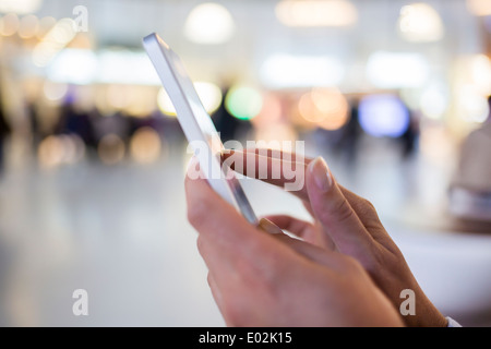 Téléphone cellulaire femelle part message sms e-mail Banque D'Images