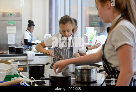 Les élèves / étudiants au cours de la cuisson une classe à leur école Midlands Banque D'Images