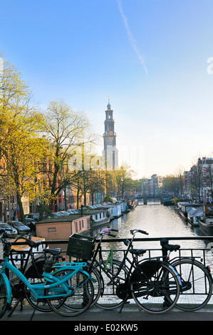 Vue vers le bas en direction de la tour de Prinsengracht Westerkerk, Jordaan, Amsterdam, Pays-Bas Banque D'Images