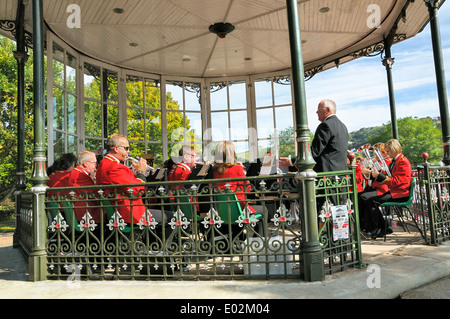 Le brass band d'effectuer en kiosque, Dartmouth, Devon, UK Banque D'Images