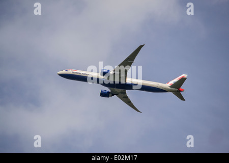 British Airways Boeing 777 avion volant dans le ciel. Banque D'Images