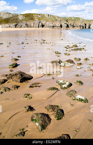 Roches sur une plage de sable, Barafundle Bay, Pembrokeshire, Pays de Galles de l'Ouest Banque D'Images