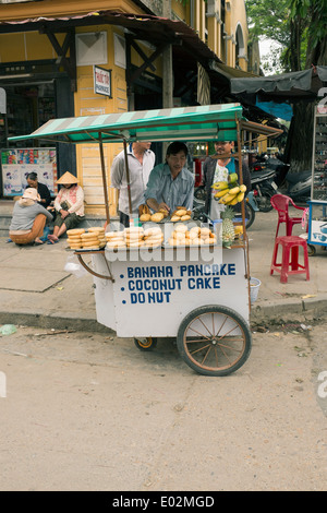 Restauration rapide vente étal de crêpes beignets dans la vieille ville de Hoi An, Vietnam Banque D'Images