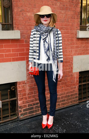 Schuyler Sweeney walking in New York City - 19 avril 2014 - Photo : Manhattan piste/Charles Eshelman/photo alliance Banque D'Images