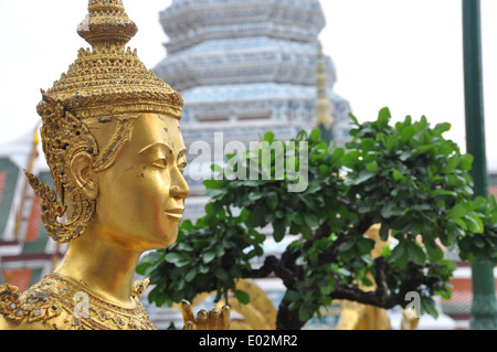 Statue d'un kinnara dans Wat Phra Kaew, dans le Grand Palace, Bangkok. Banque D'Images