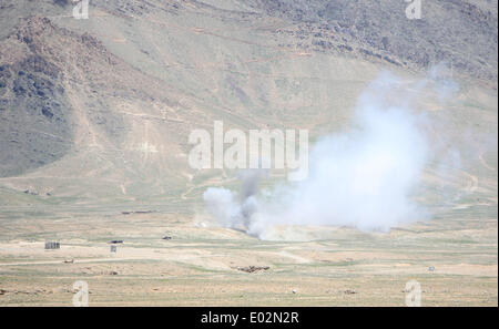 Kaboul, Afghanistan, le 30 avril, 2014. La fumée monte au cours d'une répétition militaire à Kaboul, en Afghanistan, le 30 avril 2014. Plusieurs centaines de soldats de l'Armée nationale afghane (ANA) ont participé à une journée de répétition militaire à Kaboul. Credit : Ahmad Massoud/Xinhua/Alamy Live News Banque D'Images