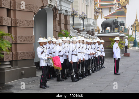Gardes thaïlandais en cérémonie à l'Grand Palace, Bangkok, Thaïlande. Banque D'Images