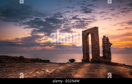 Coucher de soleil sur la mer et côte rocheuse avec d'anciennes ruines et la porte à l'Afrique à Mahdia, Tunisie Banque D'Images