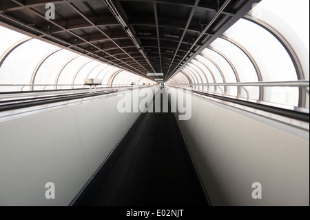 Trottoir roulant dans un ovale tunnel reliant les salles d'exposition sur le champ de foire de Düsseldorf, Allemagne Banque D'Images