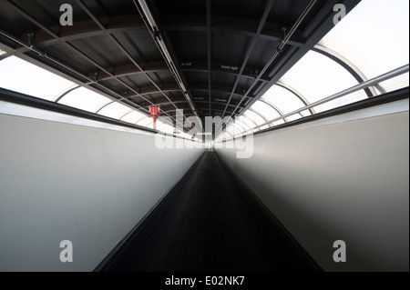 Trottoir roulant dans un ovale tunnel reliant les salles d'exposition sur le champ de foire de Düsseldorf, Allemagne Banque D'Images