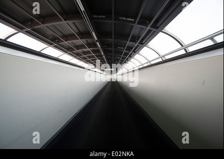 Trottoir roulant dans un ovale tunnel reliant les salles d'exposition sur le champ de foire de Düsseldorf, Allemagne Banque D'Images
