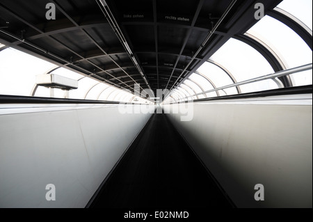 Trottoir roulant dans un ovale tunnel reliant les salles d'exposition sur le champ de foire de Düsseldorf, Allemagne Banque D'Images