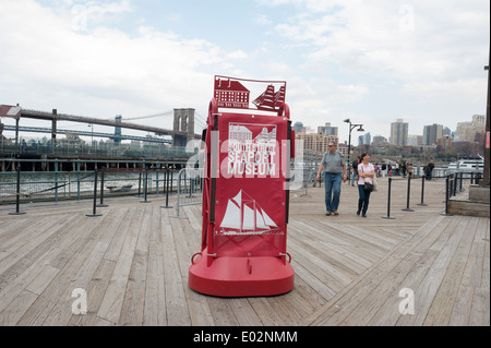 Un signe pour le South Street Seaport Museum sur Pier 16, une jetée dans l'East River dans le sud de Manhattan près du pont de Brooklyn. Banque D'Images