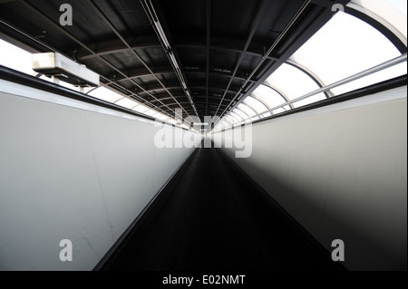 Trottoir roulant dans un ovale tunnel reliant les salles d'exposition sur le champ de foire de Düsseldorf, Allemagne Banque D'Images