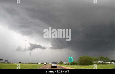 Canton, Mississippi, USA. Apr 29, 2014. Le 29 avril 2014. Canton du Mississippi. États-unis - un mur de nuages d'orage violent est vu dans la région de Canton, Mississippi. Pas de tornades ont été rapportées comme déclenchement de violentes tempêtes se poursuivra jusqu'à mercredi avec le nombre de morts à 35 pour les trois derniers jours. © Gene Blevins/ZUMA Press, Inc./Alamy Live News Banque D'Images