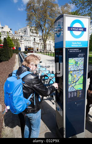 À l'aide de l'homme Londres Barclays point de Cycle dans Green Park. Banque D'Images