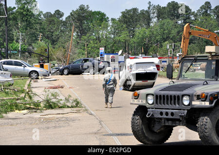 Un soldat de la garde nationale de l'Armée américaine les dommages relevés sur Green Street causés par des tornades qui ont balayé le sud des États-Unis tuant 35 personnes le 28 avril 2014 à Tupelo, Mississippi. Banque D'Images
