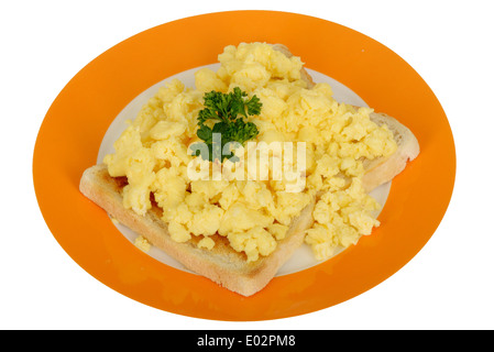 Petit déjeuner santé Frais d'Œufs brouillés sur toast avec une garniture de persil isolés sur un fond blanc avec un chemin de détourage et aucun peuple Banque D'Images