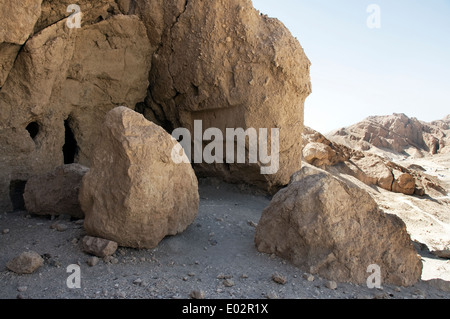 Luxor Rive Ouest : vue sur le temple du dieu Ptah rock près de Vallée des Reines Banque D'Images