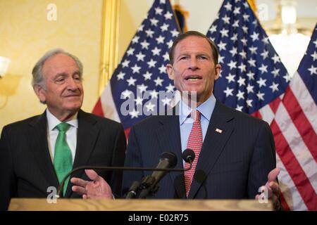 Le sénateur du Connecticut Richard Blumenthal est avec un groupe de démocrates pour lancer un push pour passer l'équité salariale entre hommes et femmes et une proposition d'augmenter le salaire minimum fédéral augmenter à $10.10 par heure, 29 avril 2014 à Washington, DC. Credit : Planetpix/Alamy Live News Banque D'Images