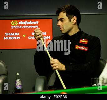 Sheffield, Royaume-Uni. Apr 30, 2014. Ronnie O'Sullivan bat Shaun Murphy par 13 images à 3 pour atteindre l'Dafabet World Championship Snooker demi-finales au théâtre Crucible, Sheffield, Angleterre. Credit : Action Plus Sport/Alamy Live News Banque D'Images