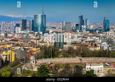 La Porta Nuova financial district skyline avec les Alpes en arrière-plan, Milan, Lombardie, Italie Banque D'Images