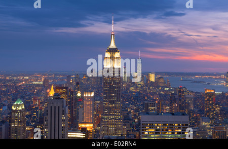 Vue élevée vers l'Empire State Building au coucher du soleil, New York, USA Banque D'Images