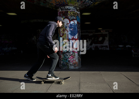 Patinage sur le Southbank undercorft à Londres, Angleterre Banque D'Images