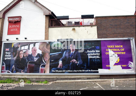 Liverpool, Royaume-Uni. 30 avril 2014. Grand panneau sur une artère principale dans le centre-ville de Liverpool qui a été endommagée par des vandales dans la course jusqu'à la Mai élections européennes. Crédit : David Colbran/Alamy Live News Banque D'Images