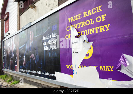 Liverpool, Royaume-Uni. 30 avril 2014. Grand panneau sur une artère principale dans le centre-ville de Liverpool qui a été endommagée par des vandales dans la course jusqu'à la Mai élections européennes. Crédit : David Colbran/Alamy Live News Banque D'Images