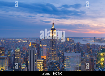 Vue élevée vers l'Empire State Building au coucher du soleil, New York, USA Banque D'Images