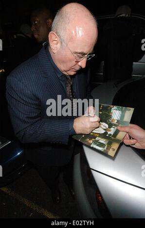 Photos de fichier : 30 avril 2014. Acteur Bob Hoskins est décédé à l'âge de 71 ans d'une pneumonie. Photographié à 'Mrs Henderson Présente' aftershow party dans '005 à Floridita, London, UK 23 novembre 2005 Crédit : Ben Recteur/Alamy Live News Banque D'Images