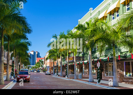 Première rue dans le quartier historique de River District au centre-ville de Fort Myers, Floride, USA Banque D'Images