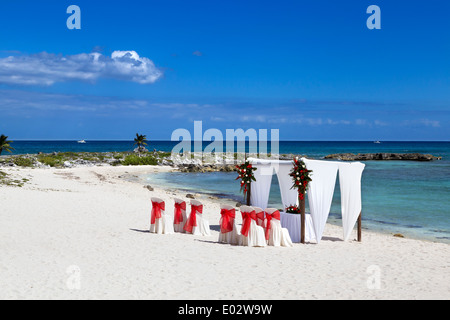 La CONFIGURATION DE MARIAGE TYPIQUE POUR JUSTE UN PEU D'INVITÉS SUR UNE PLAGE MEXICAINE. Celui-CI EST À L'hôtel Grand Sirenis Riviera Maya Resort Spa Banque D'Images