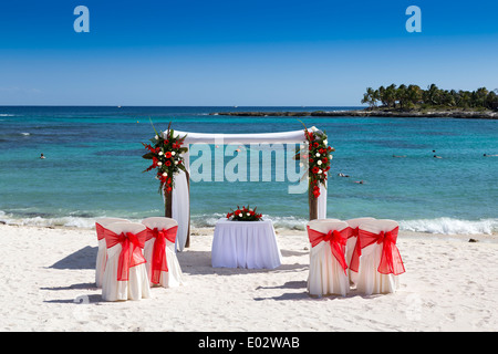 La CONFIGURATION DE MARIAGE TYPIQUE POUR JUSTE UN PEU D'INVITÉS SUR UNE PLAGE MEXICAINE. Celui-CI EST À L'hôtel Grand Sirenis Riviera Maya Resort Spa Banque D'Images