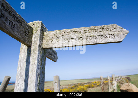 Bilingue anglais et gallois sentier public signe, Pembrokeshire, Pays de Galles de l'Ouest Banque D'Images