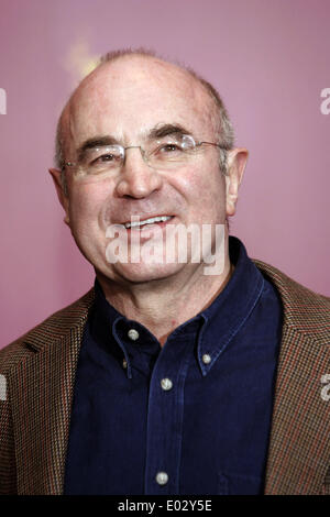 Berlin, Allemagne. Feb 13, 2005. (Afp) - L'acteur britannique Bob Hoskins en photo pendant la présentation du film "Au delà de la mer" (USA) au cours de la 55e Berlinale festival international du film de Berlin, Allemagne, 13 février 2005. Un total de 21 films en compétition pour le prix de l'Ours d'or et d'argent à la Berlinale. © dpa/Alamy Live News Banque D'Images