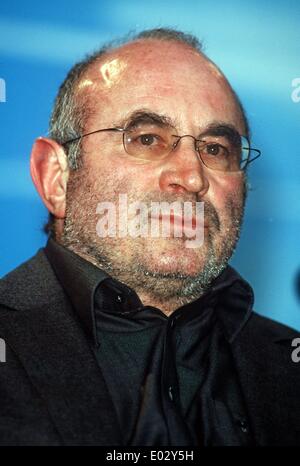 (Afp) - L'acteur britannique Bob Hoskins, photographié à Berlin, 7 février 2001. Sa destinée à devenir un acteur était plutôt un accident : il justed voulait avoir une bière dans le pub dans lequel un casting a eu lieu. Il est apparu dans plusieurs films au cours des années 1970, mais ce n'est que sa performance dans 'Le Cotton Club' en 1984 qui l'a rendu célèbre à un public international. En 1988, il a joué dans la comédie musicale à succès "Qui veut la peau de Roger Rabbit" et fait ses débuts dans l'écriture/mise en scène 'Le Raggedy Rawney". Le 26 octobre 2002, il célébrera son 60e anniversaire. Banque D'Images