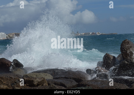 Des vagues énormes écraser sur les rochers à Anfi del Mar près de Arguinegan Gran Canaria Banque D'Images