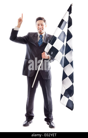 Un jeune homme isolé sur un fond blanc tenant un drapeau à damier Banque D'Images