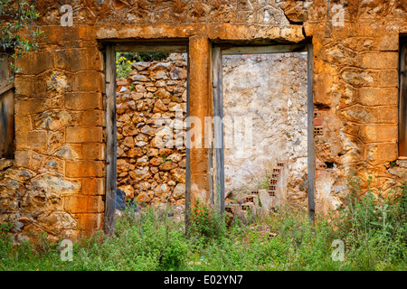 Ancienne maison en pierre en ruine en Grèce après un tremblement de terre Banque D'Images