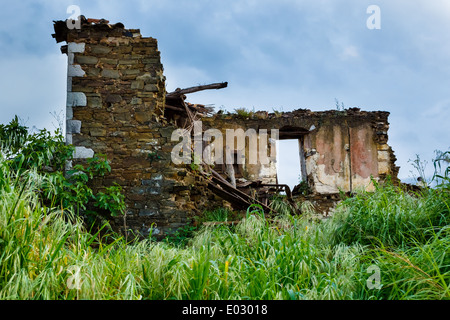 Ancienne maison en pierre en ruine en Grèce après un tremblement de terre Banque D'Images