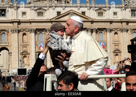 La cité du Vatican. 30 avril 2014. Le pape François - Audience générale du 30 avril 2014 Crédit : Realy Easy Star/Alamy Live News Banque D'Images