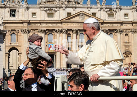 La cité du Vatican. 30 avril 2014. Le pape François - Audience générale du 30 avril 2014 Crédit : Realy Easy Star/Alamy Live News Banque D'Images