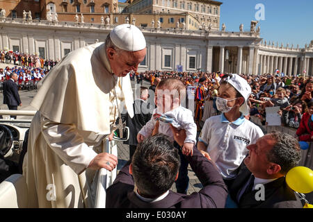 La cité du Vatican. 30 avril 2014. Le pape François - Audience générale du 30 avril 2014 Crédit : Realy Easy Star/Alamy Live News Banque D'Images