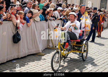 La cité du Vatican. 30 avril 2014. Une personne handicapée d'Erfurt, (Turingia) obtenir à travers 3000 Km sur son vélo pour rencontrer le Pape François - Audience générale du 30 avril 2014 Crédit : Realy Easy Star/Alamy Live News Banque D'Images